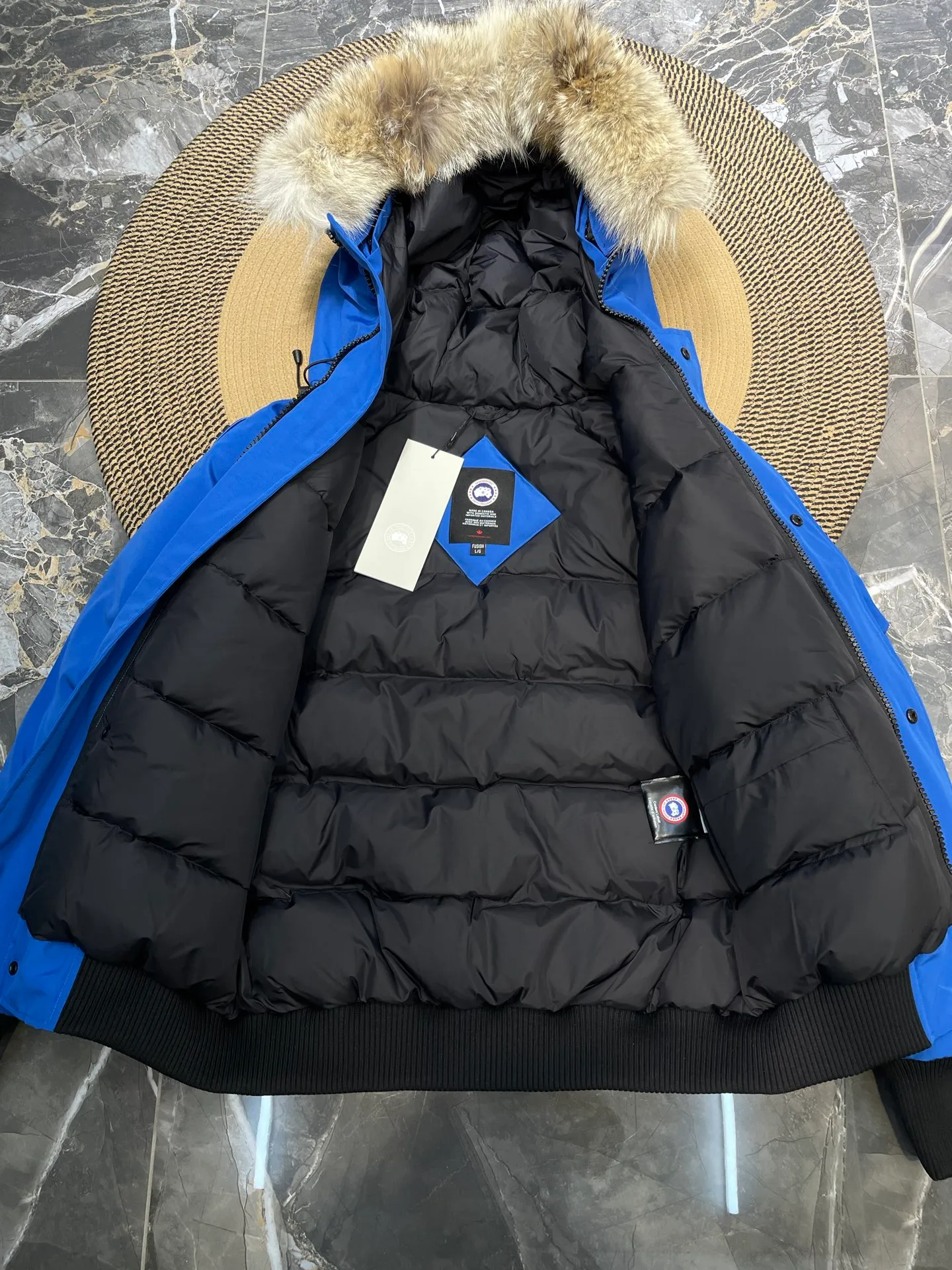 P780 high-end version Canada Goose Canada Goose #Chilliwack 7999M bomber jacket short down jacket/01 model #Men and Women Same Style# ➖ Genuine synchronous anti-counterfeiting chip sensor! ➖ Imported 21S polyester-cotton blended original fabric [last year’s 16S/18S hard fabrics have been completely eliminated, this year all use 21S genuine synchronous fabrics, the soft mid-strap feels delicate and textured], genuine synchronous Feather-Light 10D waterproof coating fabric, made of 84.5 polyester fiber and 15.5 cotton, 100% the best feel in the entire network! ➖ The genuine official website is synchronized with the national standard 80 white duck down, you can check the official website customer service, there will never be a series of misleading claims such as 90 down or goose down! ➖ Using the best nylon lining with double double-layer sealing design, velvet-proof No. 7 needle + grid-filled down ready-made garments, there is 100% no so-called velvet running! ➖ The cuffs are designed with thickened seamless threads, and the collar and pockets are lined with top-quality polar fleece to keep you warm and comfortable! ➖ Yoshida YKK provides original custom-made electroplated sliders. YKK two-way lockable zippers are tight and smooth and will not peel off paint! ➖ 3M composite guarantees that the Velcro is the same as the original, durable, and all accessories and hardware are custom-made! ➖ Imported BEHRINGER embroidery machine to customize the 10,000-needle embroidery logo, 98% of which can be reproduced to restore the original logo. You can check and compare on the official website! ➖ The fur collars are all made of large pieces of Western Canadian blue wolf hide, ensuring that each fur collar is 13-15cm wide!   Size:XS-XXL